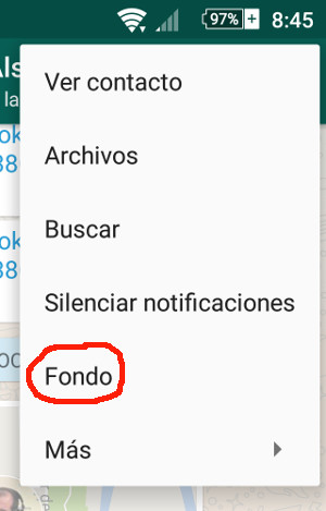 La opción para cambiar el fondo se encuentra inmediatamente disponible en el menú de las conversaciones