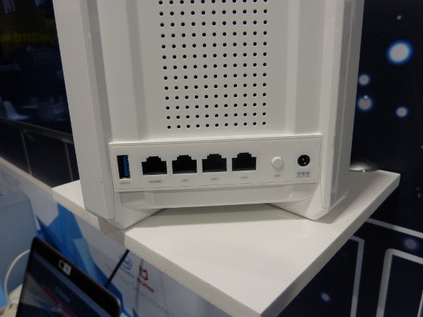 Vista trasera del mismo router, en la cual podemos apreciar la toma de conexión a la corriente eléctrica, el botón de encendido, y los diferentes puertos