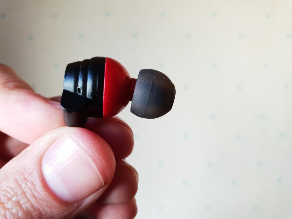 Uno de los auriculares