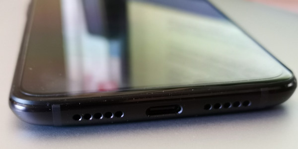 Detalle de la parte inferior del OnePlus 6T