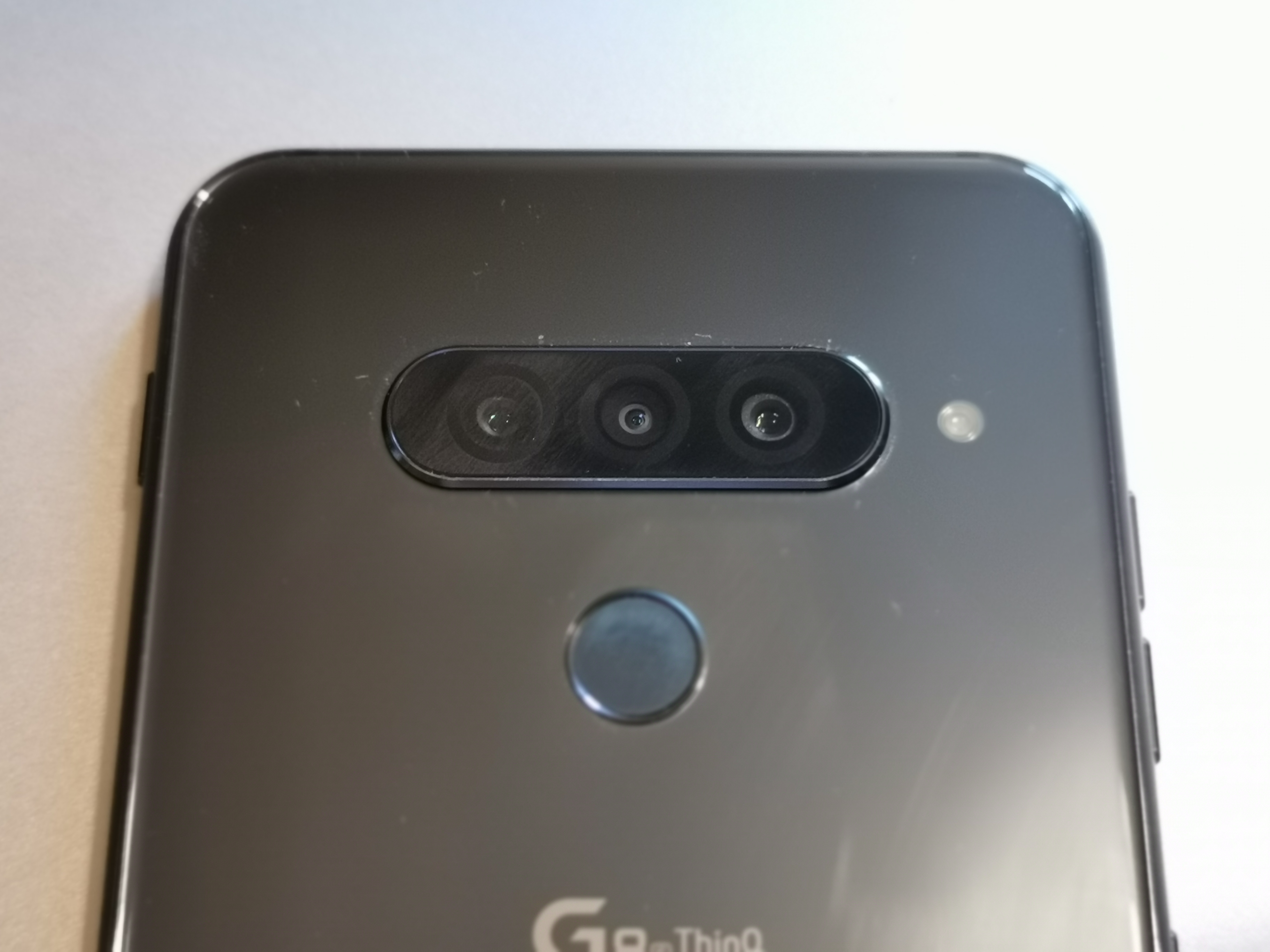 En esta imagen podemos ver el sistema de cámara de triple objetivo de la parte trasera del terminal, con el flash a la derecha y el sensor de huellas dactilares debajo de este