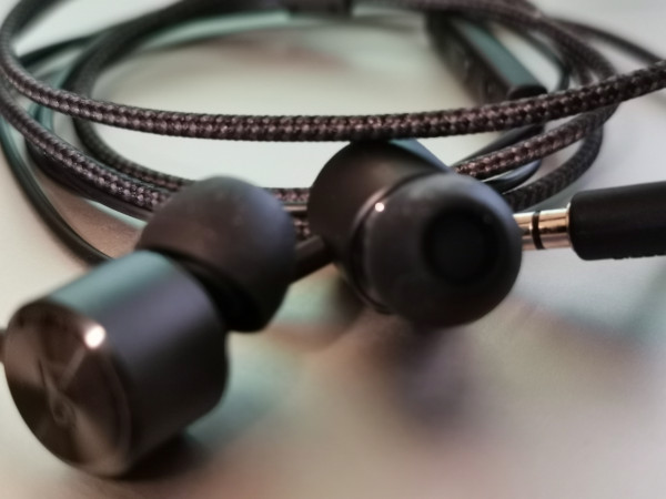 Detalle de los auriculares, imagen en la que podemos apreciar la textura del cable