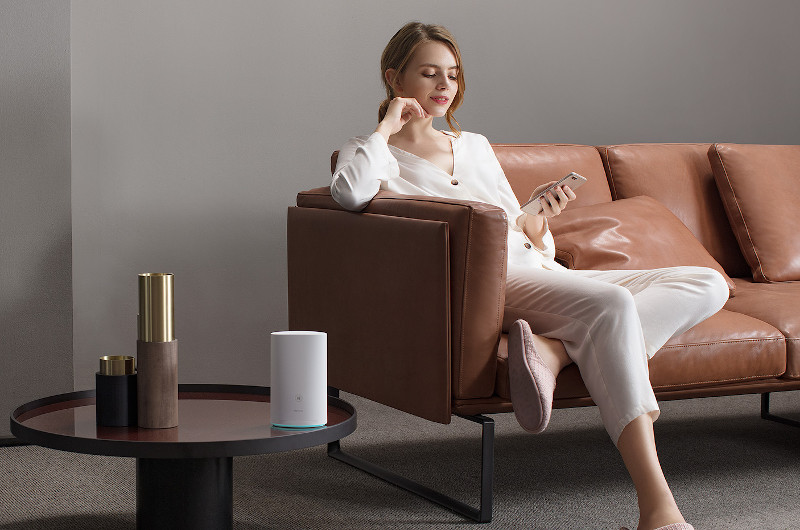 Uno de los dispositivos que conforman el sistema de Huawei, en la mesilla al lado del sofá