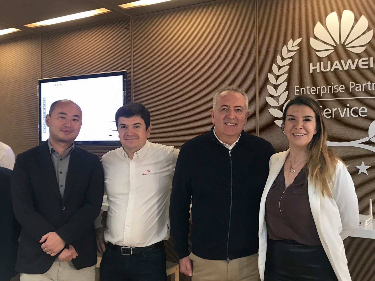 Foto de familia en la firma del acuerdo entre AOTEC, Huawei, y Alea Soluciones