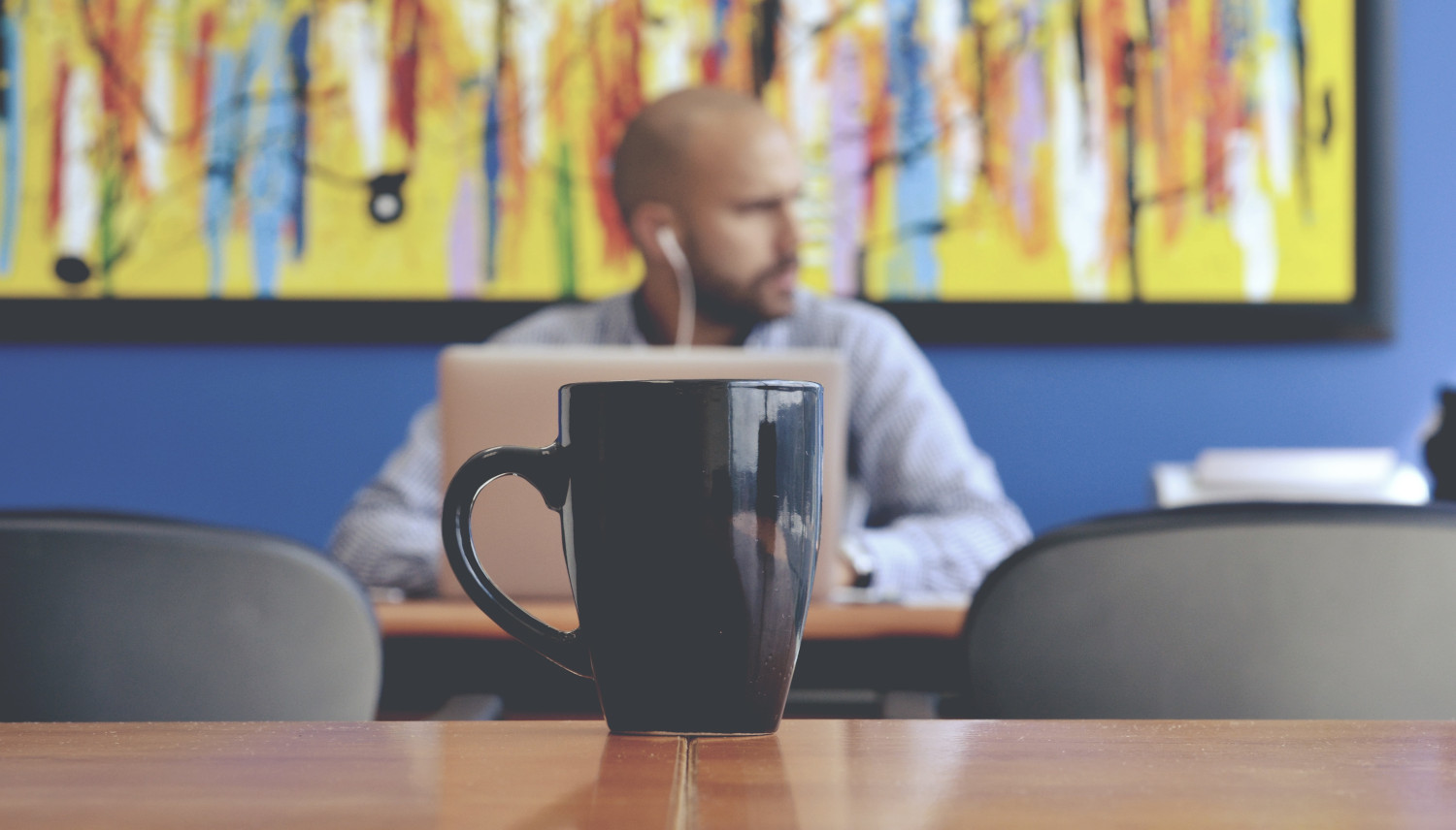 Videoconferencia en un café