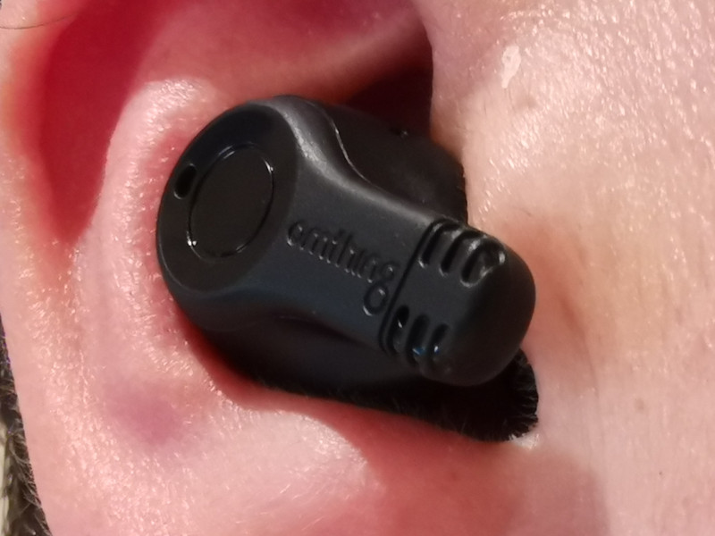 Encaje de los auriculares Omthing en la oreja