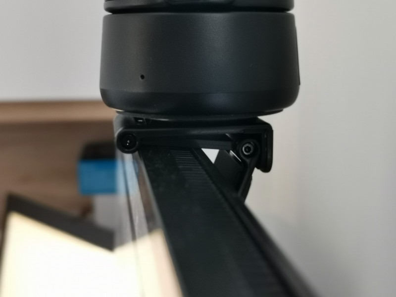 Detalle de la base con ajuste magnético para colocar la cámara encima de un monitor plano